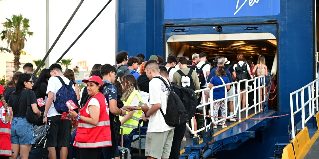 Φεύγουν οι αδειούχοι του Αυγούστου, γεμάτα τα πλοία -Μποτιλιάρισμα στο λιμάνι του Πειραιά [βίντεο]