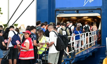 Φεύγουν οι αδειούχοι του Αυγούστου, γεμάτα τα πλοία -Μποτιλιάρισμα στο λιμάνι του Πειραιά [βίντεο]