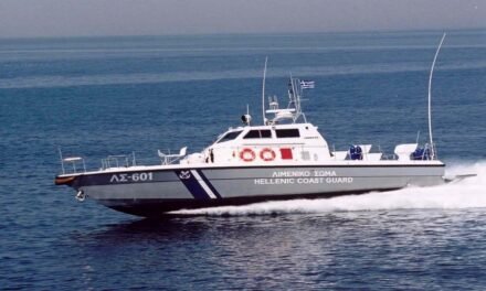 Εντοπισμός και διάσωση 56 μεταναστών νότια της Σαντορίνης