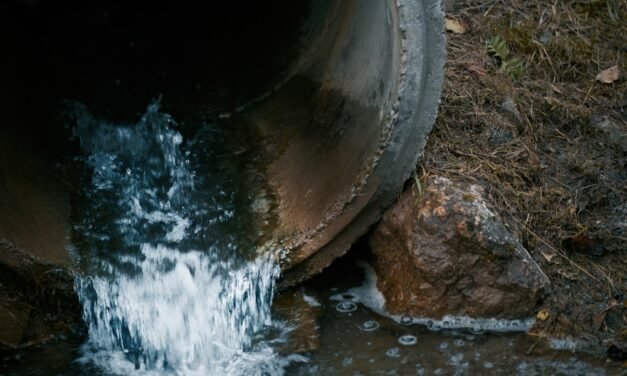Μύκονος: Γιατί υπερχείλισε ο αγωγός λυμάτων στον Πλατύ Γιαλό