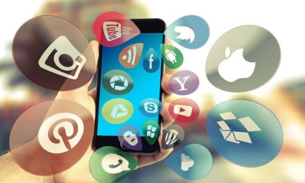 Τουρίστες: Τι συζητούν στα social media για τα ελληνικά νησιά
