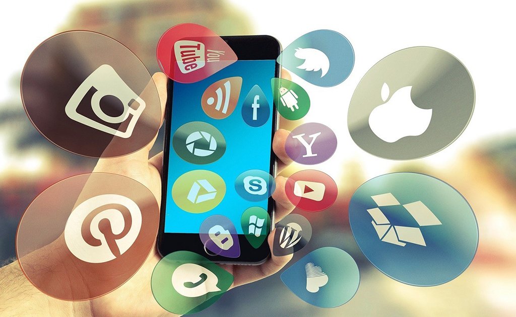 Τουρίστες: Τι συζητούν στα social media για τα ελληνικά νησιά