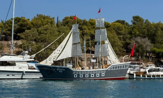 Από τη Μύκονο στις Σπέτσες: Ο Δημήτρης Ρουσούνελος Επίτιμος Καλεσμένος στην «Αρμάτα» 2025