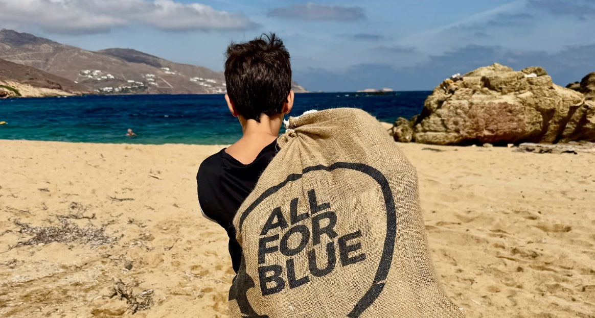 All For Blue και Μαθητές της Μυκόνου απελευθέρωσαν την παραλία Φτελιάς από 312 κιλά απορριμμάτων