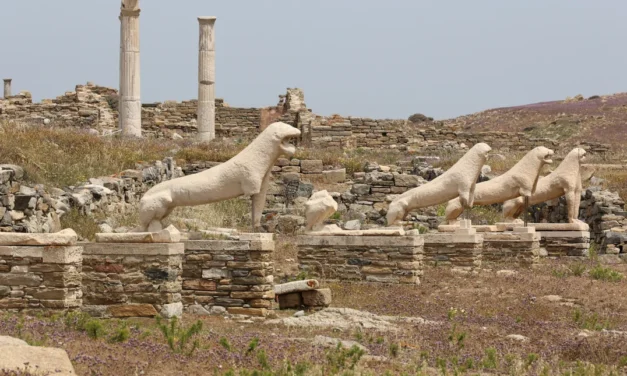 Το «ακατοίκητο διαμάντι» των Κυκλάδων που ξετρέλανε τον Independent