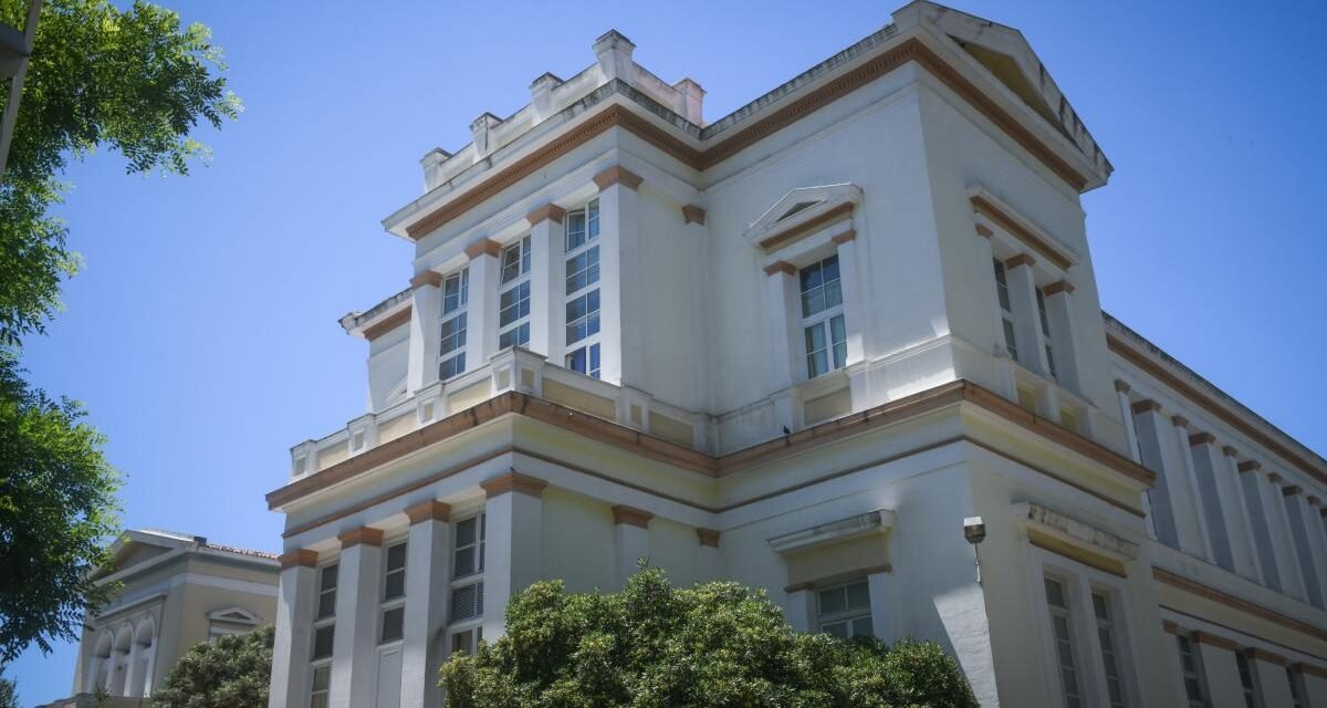 Συναγερμός στο Νοσοκομείο ΕΛΠΙΣ: Άνδρας απειλεί να αυτοκτονήσει πηδώντας από μπαλκόνι