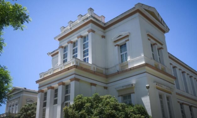 Συναγερμός στο Νοσοκομείο ΕΛΠΙΣ: Άνδρας απειλεί να αυτοκτονήσει πηδώντας από μπαλκόνι