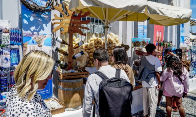 Περισσότεροι τουρίστες αλλά φτωχότερη η σεζόν για τις μικρομεσαίες του τουρισμού