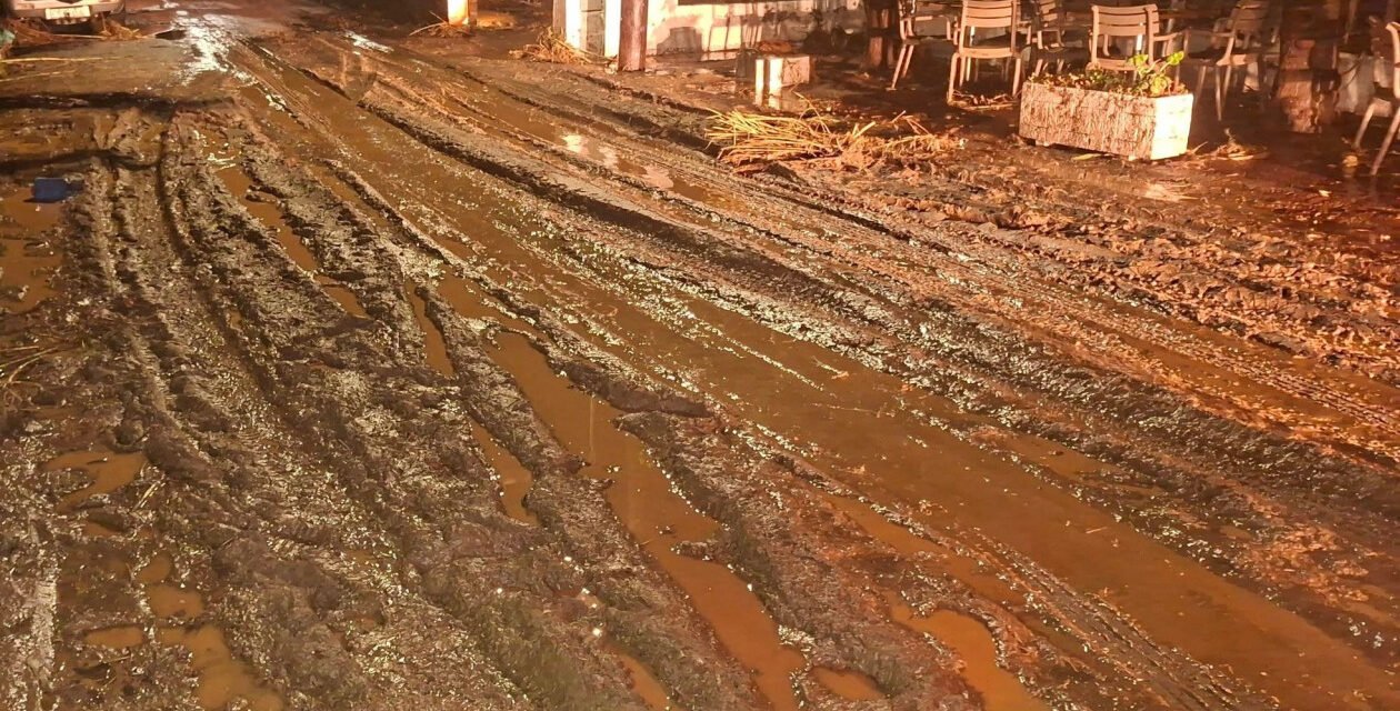 Προβλήματα στην Άνδρο από ισχυρή νεροποντή: Υπερχείλισε χείμαρρος, γέμισαν λάσπες οι δρόμοι