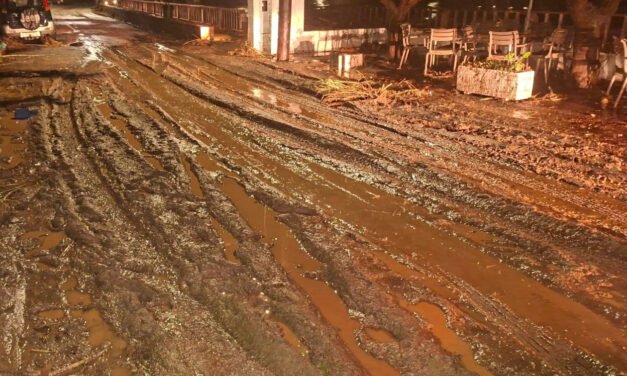 Προβλήματα στην Άνδρο από ισχυρή νεροποντή: Υπερχείλισε χείμαρρος, γέμισαν λάσπες οι δρόμοι