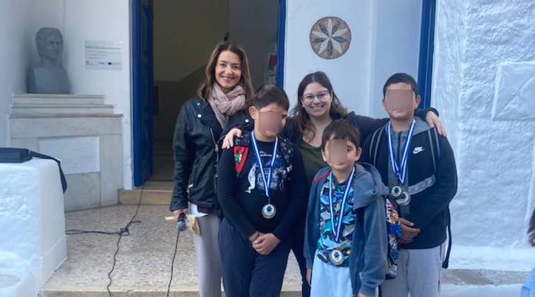 Η επιμονή και η προσπάθεια ανταμείβονται: Το 1ο Δημοτικό Σχολείο Μυκόνου Θριαμβεύει στο Διαδικτυακό Πρωτάθλημα Σκακιού!