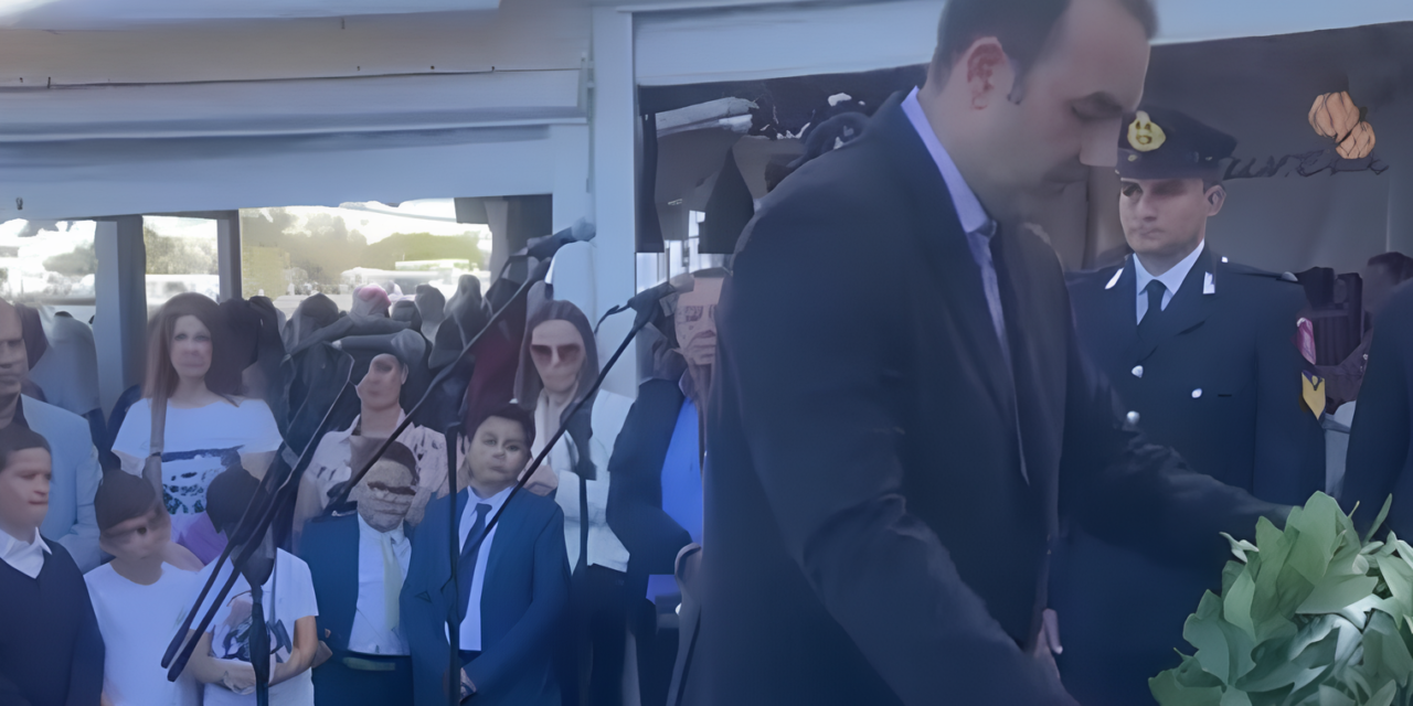 Σταύρος Γρύμπλας: Η Ελευθερία Κερδίζεται με Θάρρος – Η Μύκονος τίμησε το μεγάλο ‘ΌΧΙ’