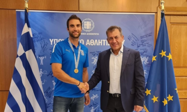 «Δώρο» αναγνώρισης της προσφοράς του Στέφανου Ντούσκου στην ελληνική κωπηλασία από τον Γιάννη Βρούτση