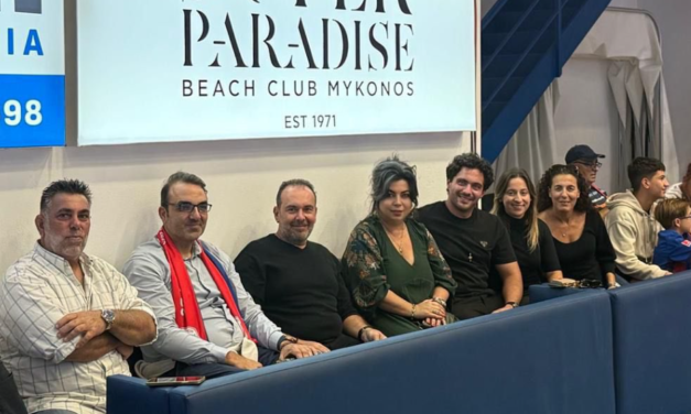 “Όλη η Μύκονος Μια Αγκαλιά”: Ο Ενθουσιασμός Κέρδισε στο Ανακαινισμένο Γήπεδο – Συγκίνηση για την Αντιδήμαρχο Παιδείας