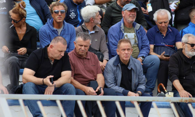 Στο γήπεδο του Κόρφου δίπλα στην ΑΕ Μυκόνου βρέθηκε ο Δήμαρχος Χρήστος Βερώνης!