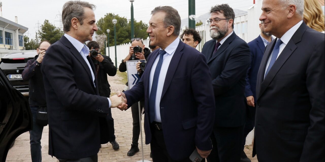 Στην Αμοργό ο Υπουργός Αθλητισμού, Γιάννης Βρούτσης, συνοδεύοντας τον Πρωθυπουργό, Κυριάκο Μητσοτάκη