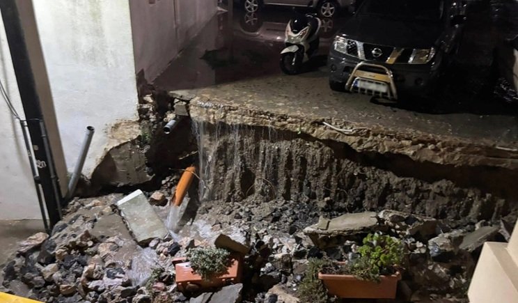 Η «Adel» σφυροκόπησε τη Σαντορίνη – Κατολισθήσεις, πλημμύρες και εκτεταμένες ζημιές