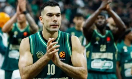 Μια υπέροχη ανθρώπινη στιγμή χάρισε ο Κώστας Σλούκας μετά το ματς στη Μύκονο, προσφέροντας τη φανέλα του σε φίλαθλο με προβλήματα όρασης.