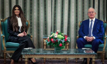 «Είναι τόσο ωραίο να επιστρέφω στην Αθήνα» – Ο διάλογος της Κίμπερλι Γκίλφοϊλ με τον Κωνσταντίνο Τασούλα