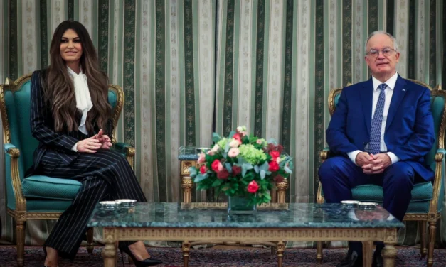 «Είναι τόσο ωραίο να επιστρέφω στην Αθήνα» – Ο διάλογος της Κίμπερλι Γκίλφοϊλ με τον Κωνσταντίνο Τασούλα