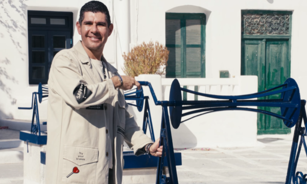 Ο Μίλτος Ατζαμόγλου και οι γυναίκες της Μυκόνου μας ξεναγούν  στα «Τρία Πηγάδια» και στα μυστικά του Κλήδονα