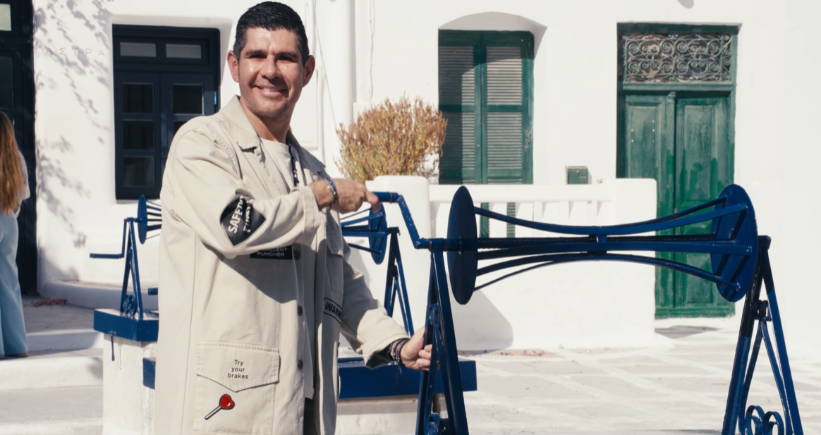 Ο Μίλτος Ατζαμόγλου και οι γυναίκες της Μυκόνου μας ξεναγούν  στα «Τρία Πηγάδια» και στα μυστικά του Κλήδονα