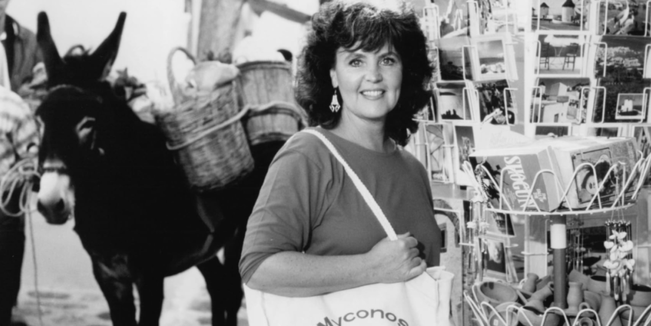 Πέθανε η Πολίν Κόλινς – Η βρετανίδα ηθοποιός, αγαπητή στην Ελλάδα από την ταινία που γυρίστηκε στη Μύκονο τη δεκαετία του 1980