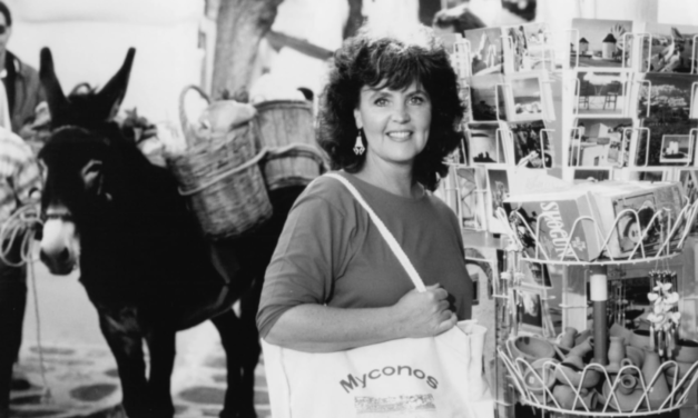 Πέθανε η Πολίν Κόλινς – Η βρετανίδα ηθοποιός, αγαπητή στην Ελλάδα από την ταινία που γυρίστηκε στη Μύκονο τη δεκαετία του 1980