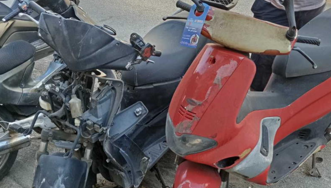 Επιχείρηση Καθαριότητας στον Δήμο Μυκόνου: Ξεκίνησε η Απομάκρυνση των Εγκαταλελειμμένων Μηχανών