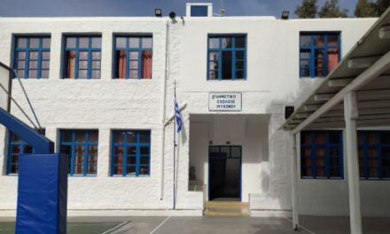 Θύελλα Αντιδράσεων στο 1ο Δημοτικό Μυκόνου για τη Συγχώνευση Τμημάτων της Στ’ Τάξης – Οι γονείς σε διαμαρτυρία: «Όχι» στη Μείωση των Τμημάτων