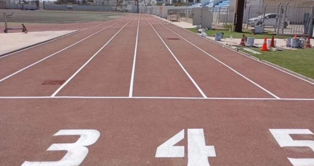 Δήμος Μυκόνου: «Στοπ» σε καρότσια, πατίνια και ποδήλατα στο γήπεδο του Κόρφου – Αυστηρή προειδοποίηση για την ασφάλεια των αθλούμενων