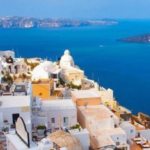 Νέο πάγωμα οικοδομών σε Μύκονο, Σαντορίνη, Υμηττό έως το 2026 – Σφίγγει ο κλοιός για τα αυθαίρετα