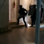 Βίντεο από την έφοδο των αστυνομικών σε σπίτια σπείρας που εξαπατούσε ηλικιωμένους – 40 συλλήψεις σε Αττική και Κορινθία