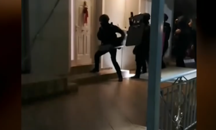 Βίντεο από την έφοδο των αστυνομικών σε σπίτια σπείρας που εξαπατούσε ηλικιωμένους – 40 συλλήψεις σε Αττική και Κορινθία