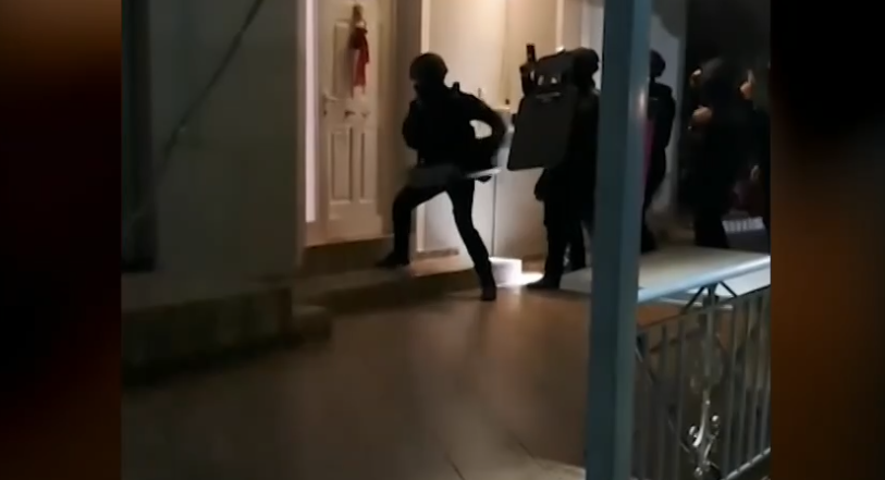 Βίντεο από την έφοδο των αστυνομικών σε σπίτια σπείρας που εξαπατούσε ηλικιωμένους – 40 συλλήψεις σε Αττική και Κορινθία