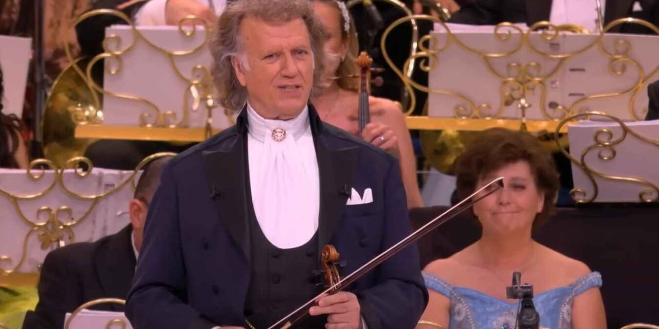 Ο διάσημος βιολιστής και διευθυντής της ορχήστρας Γιόχαν Στράους, Αντρέ Ριέ ανέβασε τα ελληνικά κάλαντα των Χριστουγέννων