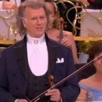 Ο διάσημος βιολιστής και διευθυντής της ορχήστρας Γιόχαν Στράους, Αντρέ Ριέ ανέβασε τα ελληνικά κάλαντα των Χριστουγέννων