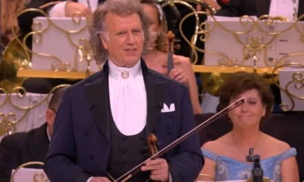 Ο διάσημος βιολιστής και διευθυντής της ορχήστρας Γιόχαν Στράους, Αντρέ Ριέ ανέβασε τα ελληνικά κάλαντα των Χριστουγέννων