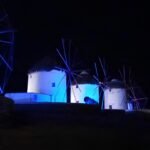 Το Νησί των Ανέμων λάμπει: Οι Ανεμόμυλοι φωτίζονται και δημιουργούν χριστουγεννιάτικη ατμόσφαιρα