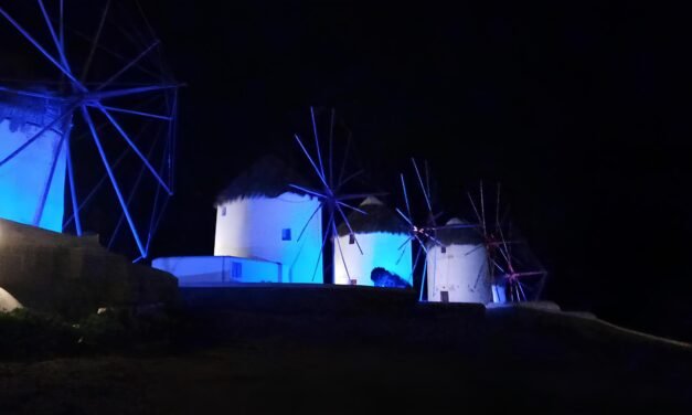 Το Νησί των Ανέμων λάμπει: Οι Ανεμόμυλοι φωτίζονται και δημιουργούν χριστουγεννιάτικη ατμόσφαιρα