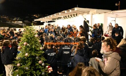 Γιορτή Αγάπης και Ευχών από την ΑΈ Μυκόνου. Το Θαύμα των Χριστουγέννων «φώτισε» τα μάτια των παιδιών στο Γήπεδο του Κόρφου!