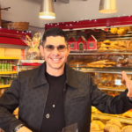 Μυρωδάτα Χριστούγεννα στη Μύκονο: Ο Μιλτιάδης Ατζαμόγλου μας ξεναγεί στις παραδόσεις του Φούρνου “Νταβελάκι