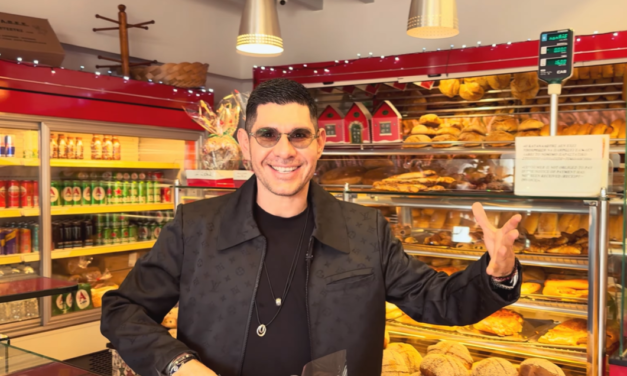 Μυρωδάτα Χριστούγεννα στη Μύκονο: Ο Μιλτιάδης Ατζαμόγλου μας ξεναγεί στις παραδόσεις του Φούρνου “Νταβελάκι