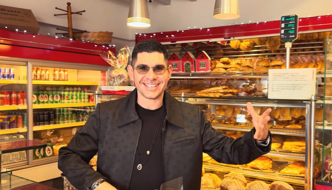 Μυρωδάτα Χριστούγεννα στη Μύκονο: Ο Μιλτιάδης Ατζαμόγλου μας ξεναγεί στις παραδόσεις του Φούρνου “Νταβελάκι