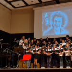 Το Γυμνάσιο τίμησε τα «100 Χρόνια Μίκη Θεοδωράκη» με μια συγκινητική παράσταση στο Γρυπάρειο