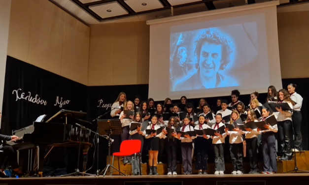 Το Γυμνάσιο τίμησε τα «100 Χρόνια Μίκη Θεοδωράκη» με μια συγκινητική παράσταση στο Γρυπάρειο