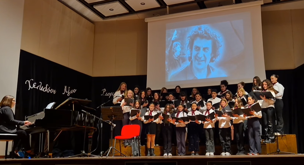 Το Γυμνάσιο τίμησε τα «100 Χρόνια Μίκη Θεοδωράκη» με μια συγκινητική παράσταση στο Γρυπάρειο