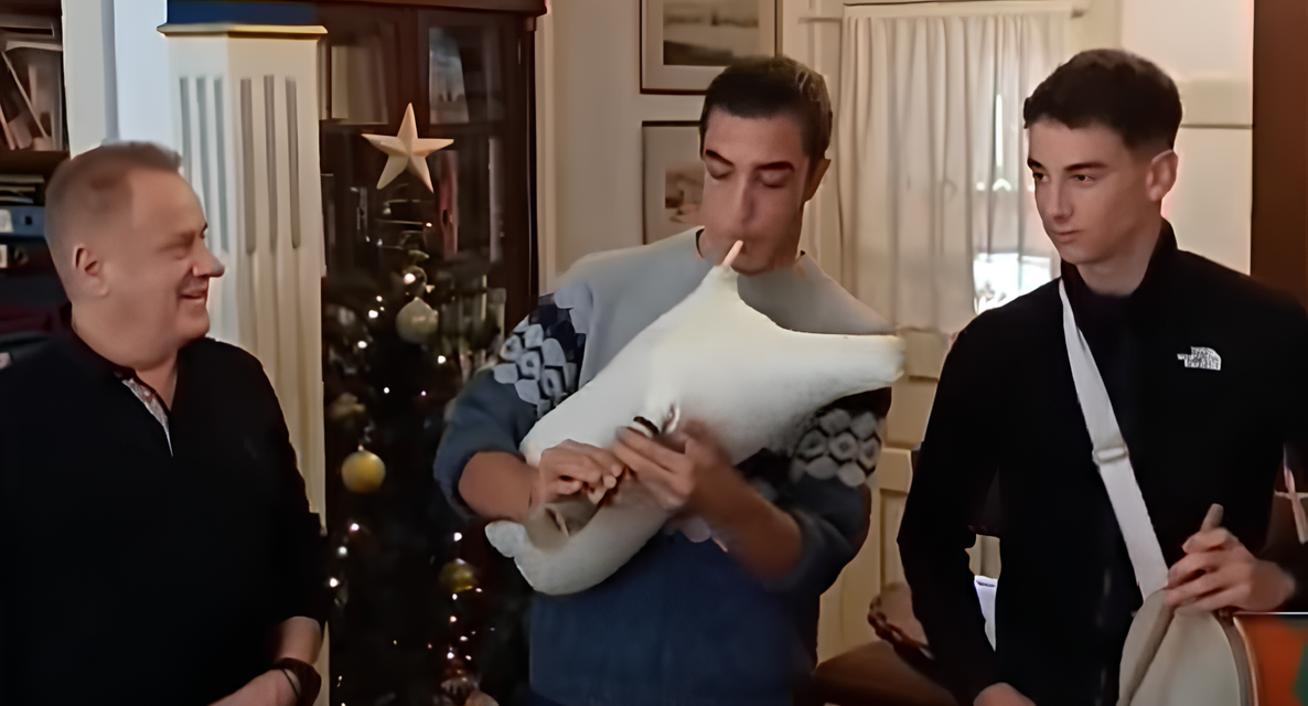 Παραδοσιακά κάλαντα στο Δημαρχείο – Οι ευχές του Χρήστου Βερώνη στους Μυκονιάτες απανταχού γης