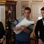 Παραδοσιακά κάλαντα στο Δημαρχείο – Οι ευχές του Χρήστου Βερώνη στους Μυκονιάτες απανταχού γης