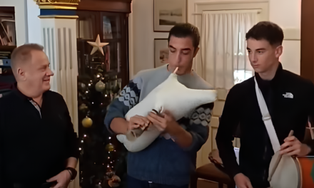 Παραδοσιακά κάλαντα στο Δημαρχείο – Οι ευχές του Χρήστου Βερώνη στους Μυκονιάτες απανταχού γης